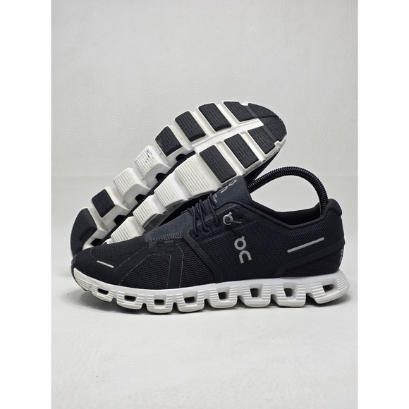 On Running Shoes - On Running Cloud 5 Womens Running Shoes Size 8.5 Black/White 59.98904 Pre-owned